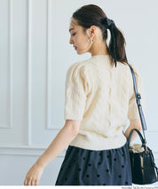 Temperamental and versatile short-sleeved cable knit sweater