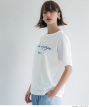 Slim-fit short-sleeved T-shirt with English logo