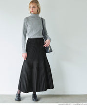 Pleated long skirt