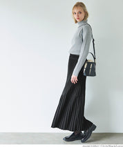 Pleated long skirt