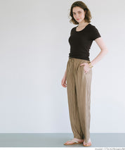 Smooth touch U-neck simple short-sleeved fitted T-shirt