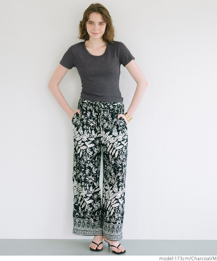 Smooth touch U-neck simple short-sleeved fitted T-shirt