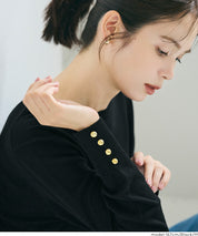 Simple long-sleeved knitted top with gold cuffs