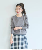Simple long-sleeved knitted top with gold cuffs