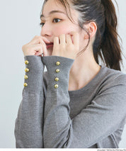 Simple long-sleeved knitted top with gold cuffs