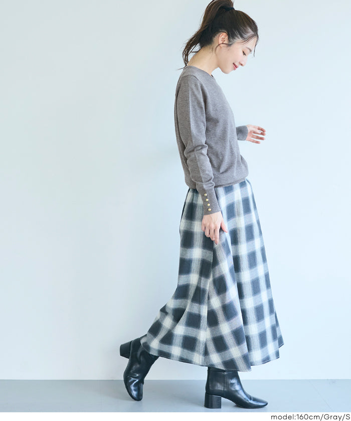 Simple long-sleeved knitted top with gold cuffs