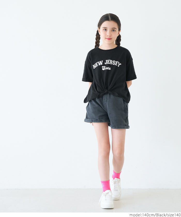 Children's short-sleeved t-shirt with a knotted hem and a logo