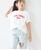 Children's short-sleeved t-shirt with a knotted hem and a logo
