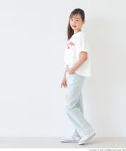 Children's short-sleeved t-shirt with a knotted hem and a logo