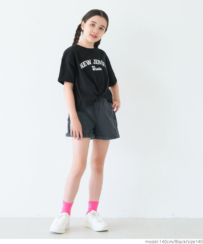 Children's short-sleeved t-shirt with a knotted hem and a logo