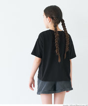 Children's short-sleeved t-shirt with a knotted hem and a logo