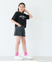 Children's short-sleeved t-shirt with a knotted hem and a logo