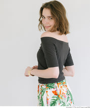 "Featured" One-shoulder ribbed solid color short-sleeved T-shirt