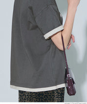 Cotton short-sleeved top with English logo and fold-over cuffs