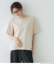 Solid cotton top with back pleats