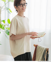 Solid cotton top with back pleats