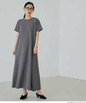 [Embossed function] Short-sleeved casual A-line dress