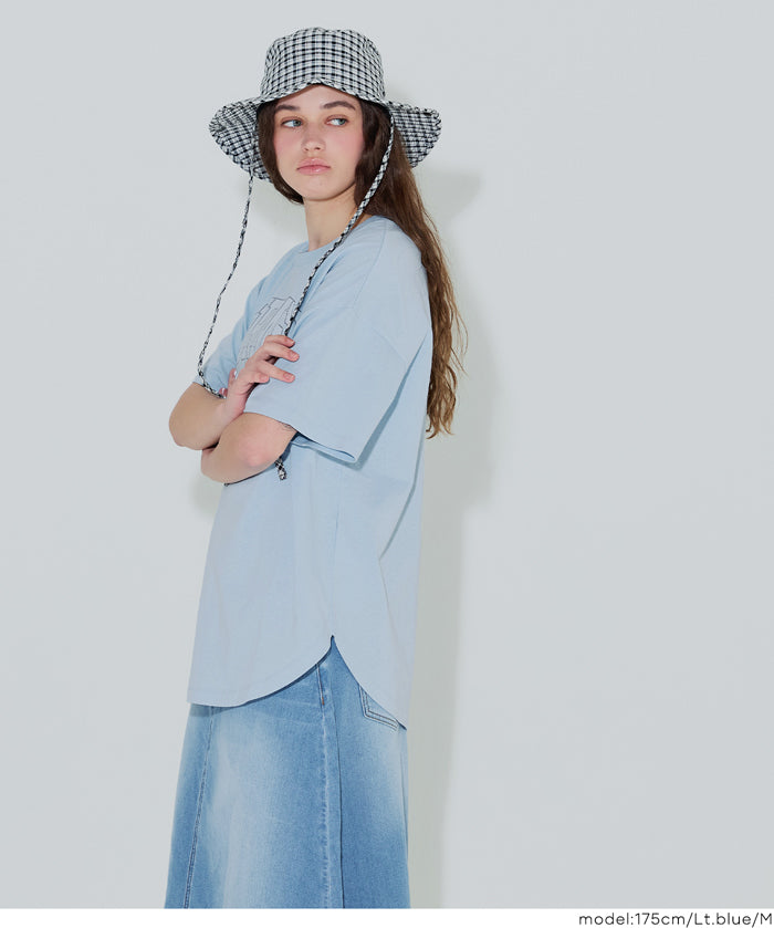 英字LOGO圓弧剪裁短袖上衣