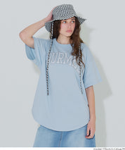 英字LOGO圓弧剪裁短袖上衣