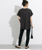 英字LOGO圓弧剪裁短袖上衣