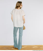 凹凸肌理小V領簡約短袖上衣 (Seersucker V-neck Top)