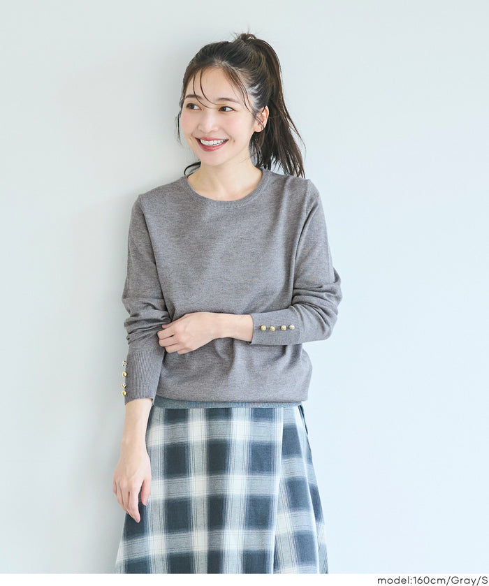 Simple long-sleeved knitted top with gold cuffs