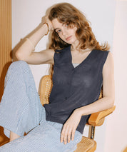 棉麻質感V領垂感透膚針織背心 (Linen-touch knit button vest)