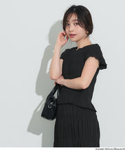 甜美皺褶木耳邊抽褶短袖上衣 (Shirred short-sleeved top)