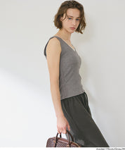 V領螺紋背心 (V-neck ribbed tank top)