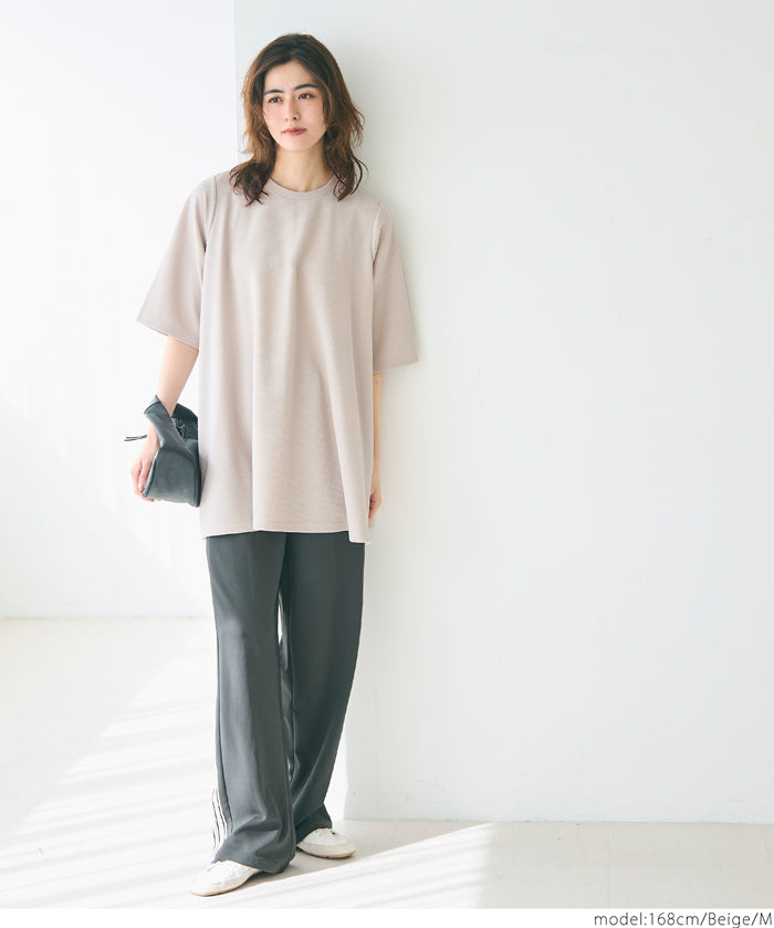 [Embossed function] Slim fit A-line short-sleeved top
