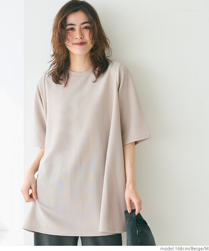 [Embossed function] Slim fit A-line short-sleeved top
