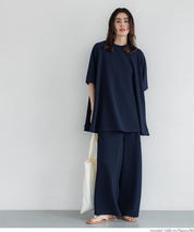 [Embossed function] Slim fit A-line short-sleeved top