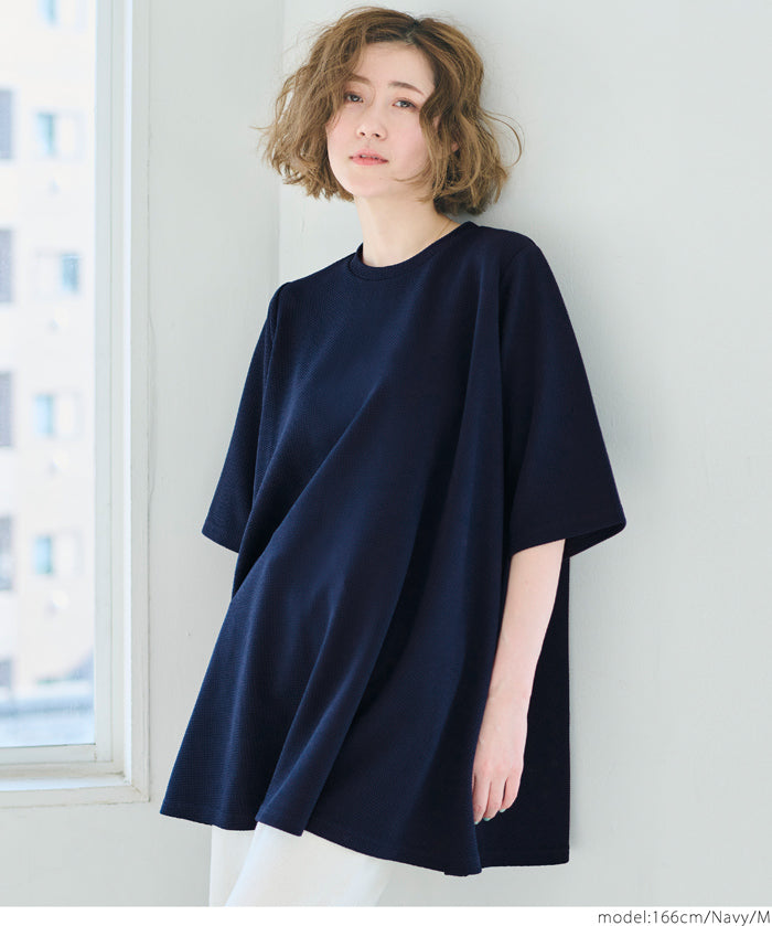 [Embossed function] Slim fit A-line short-sleeved top