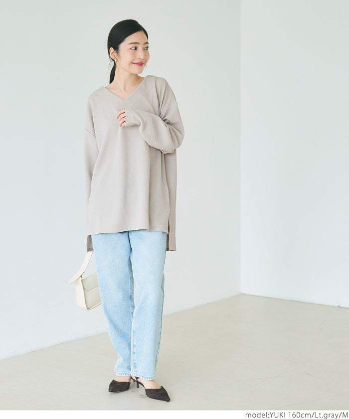 [Embossed function] Simple V-neck long-sleeved top