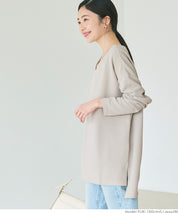 [Embossed function] Simple V-neck long-sleeved top