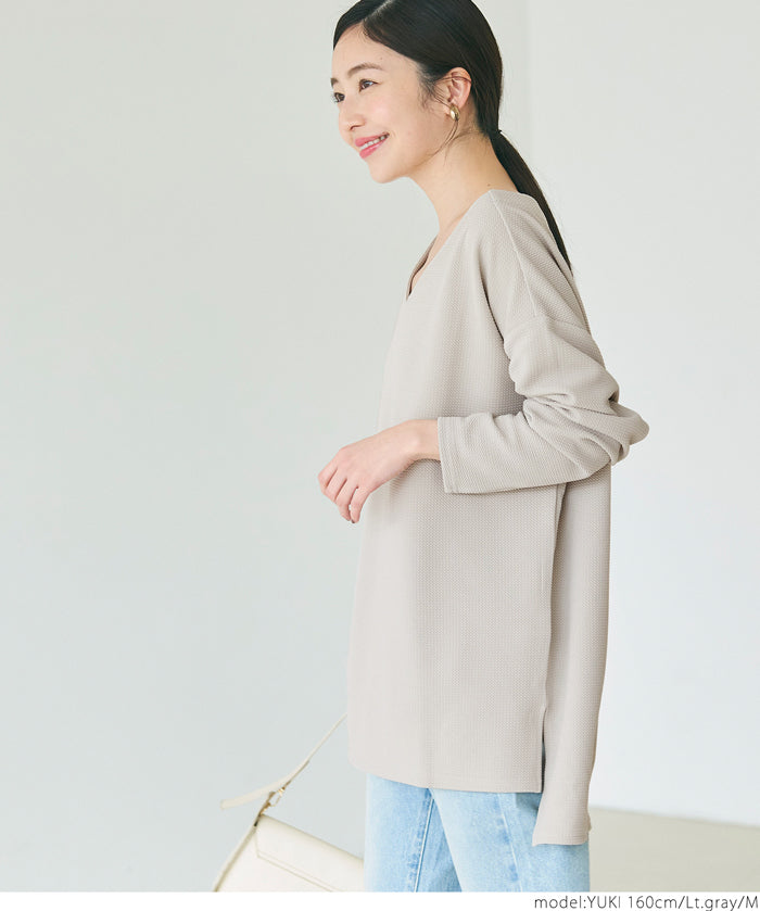 [Embossed function] Simple V-neck long-sleeved top