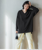 [Embossed function] Simple V-neck long-sleeved top