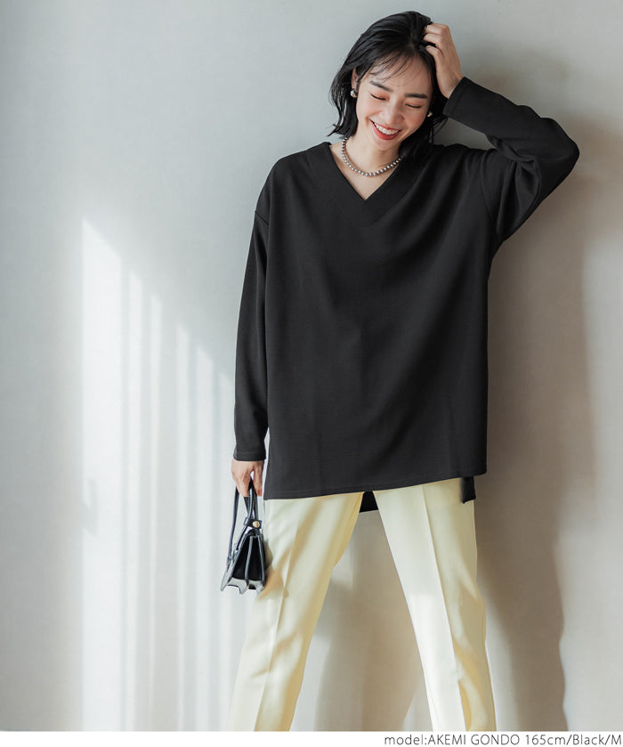 [Embossed function] Simple V-neck long-sleeved top