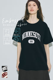 【壓紋機能】運動風LOGO短袖上衣 T-shirt