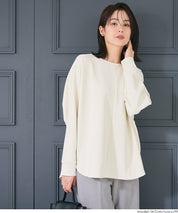 Batwing sleeves, rounded hem, fitted top 