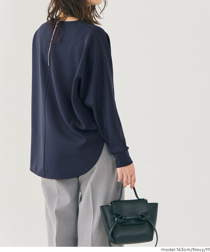 Batwing sleeves, rounded hem, fitted top 