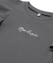 童裝【壓紋機能】LOGO荷葉造型短袖t恤