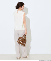 簡約領口打摺無袖上衣 (Sleeveless pleated blouse)