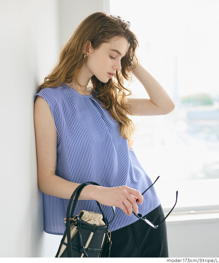 簡約領口打摺無袖上衣 (Sleeveless pleated blouse)