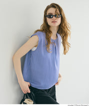 簡約領口打摺無袖上衣 (Sleeveless pleated blouse)