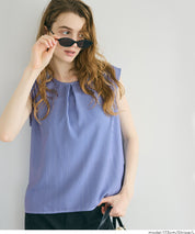 簡約領口打摺無袖上衣 (Sleeveless pleated blouse)