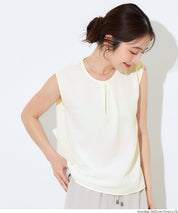 簡約領口打摺無袖上衣 (Sleeveless pleated blouse)
