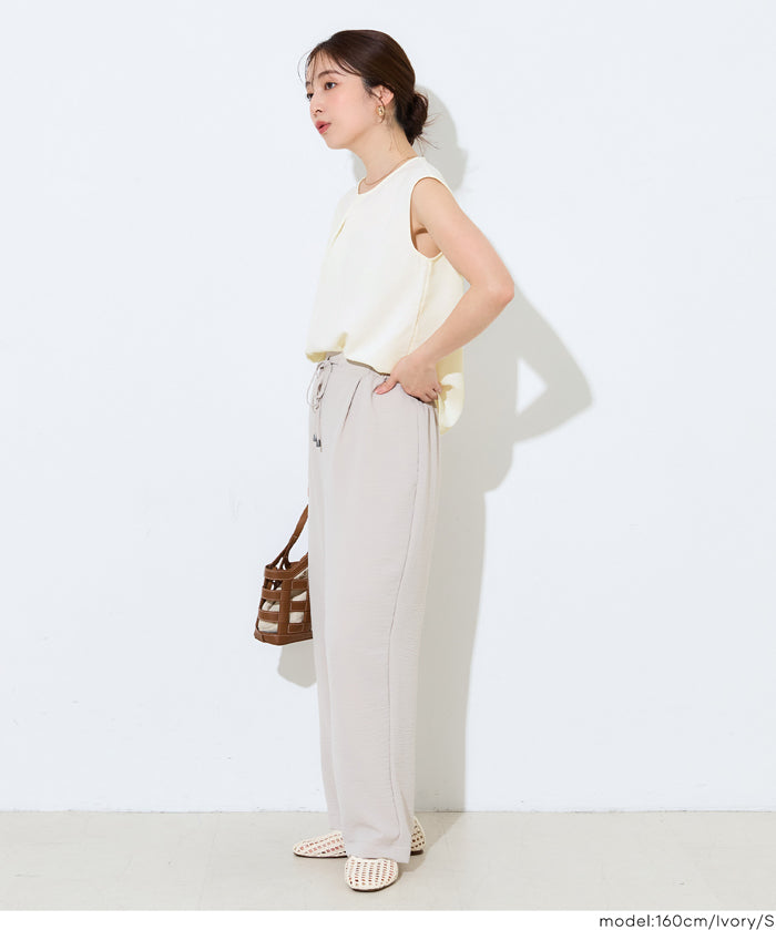 簡約領口打摺無袖上衣 (Sleeveless pleated blouse)