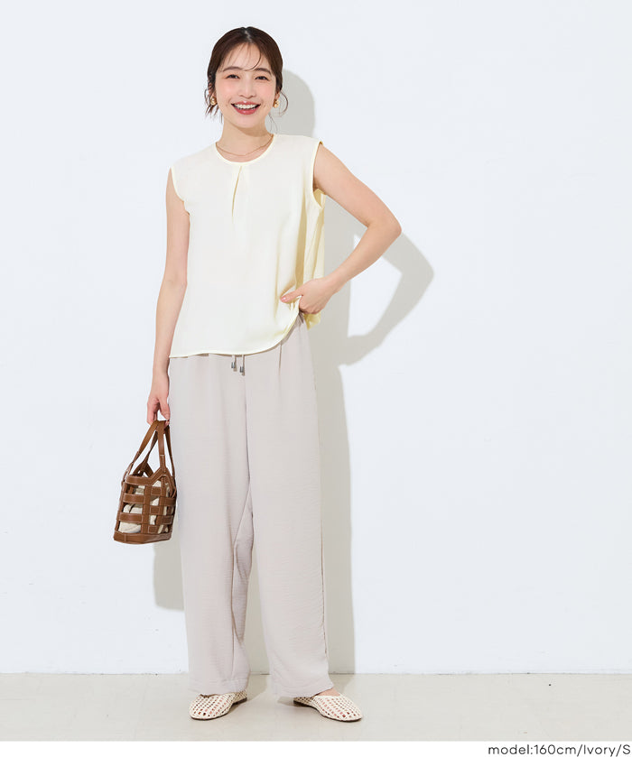 簡約領口打摺無袖上衣 (Sleeveless pleated blouse)