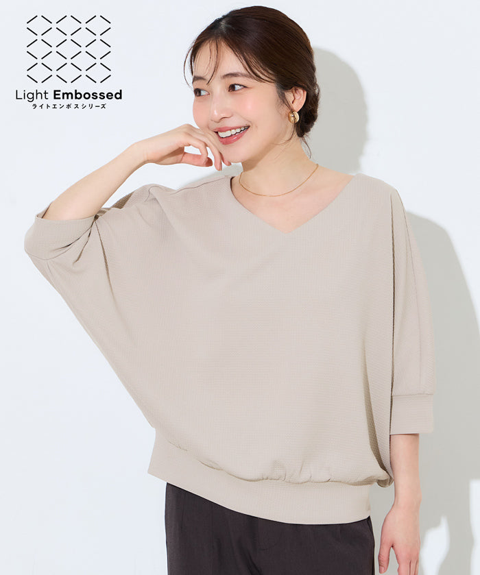【壓紋機能】輕薄款 V領蝙蝠袖上衣 Light Embossed Dolman V-Neck T-Shirt()